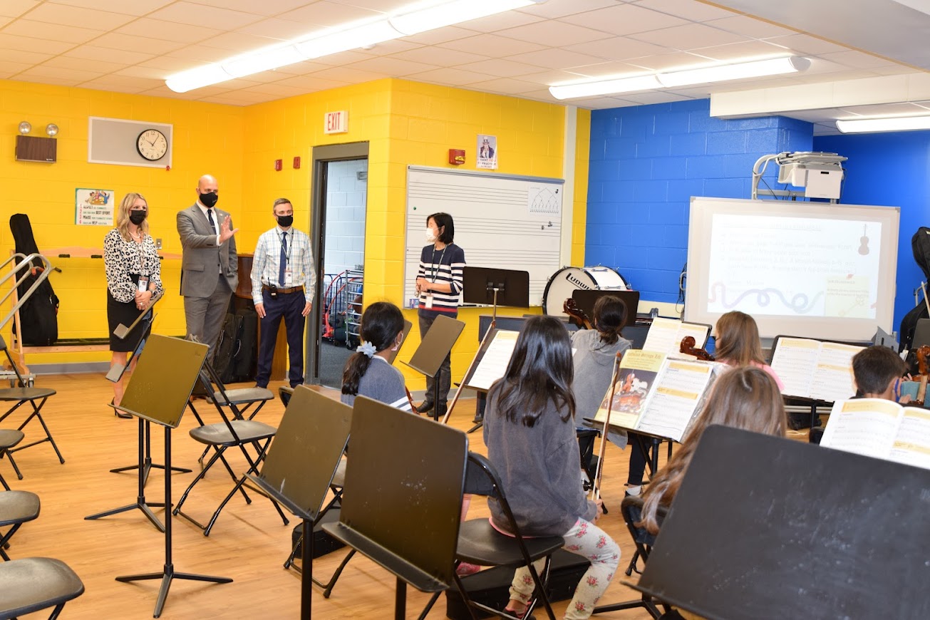 Ill. Rep. Chris Bos encourages orchestra at Kildeer Countryside on Thursday.
